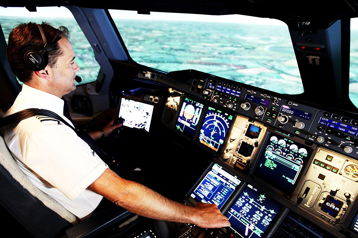 Boeing 737 Cockpit Pilot