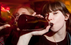 Подростки, употреблявшие алкоголь, чаще обращаются к психиатрам