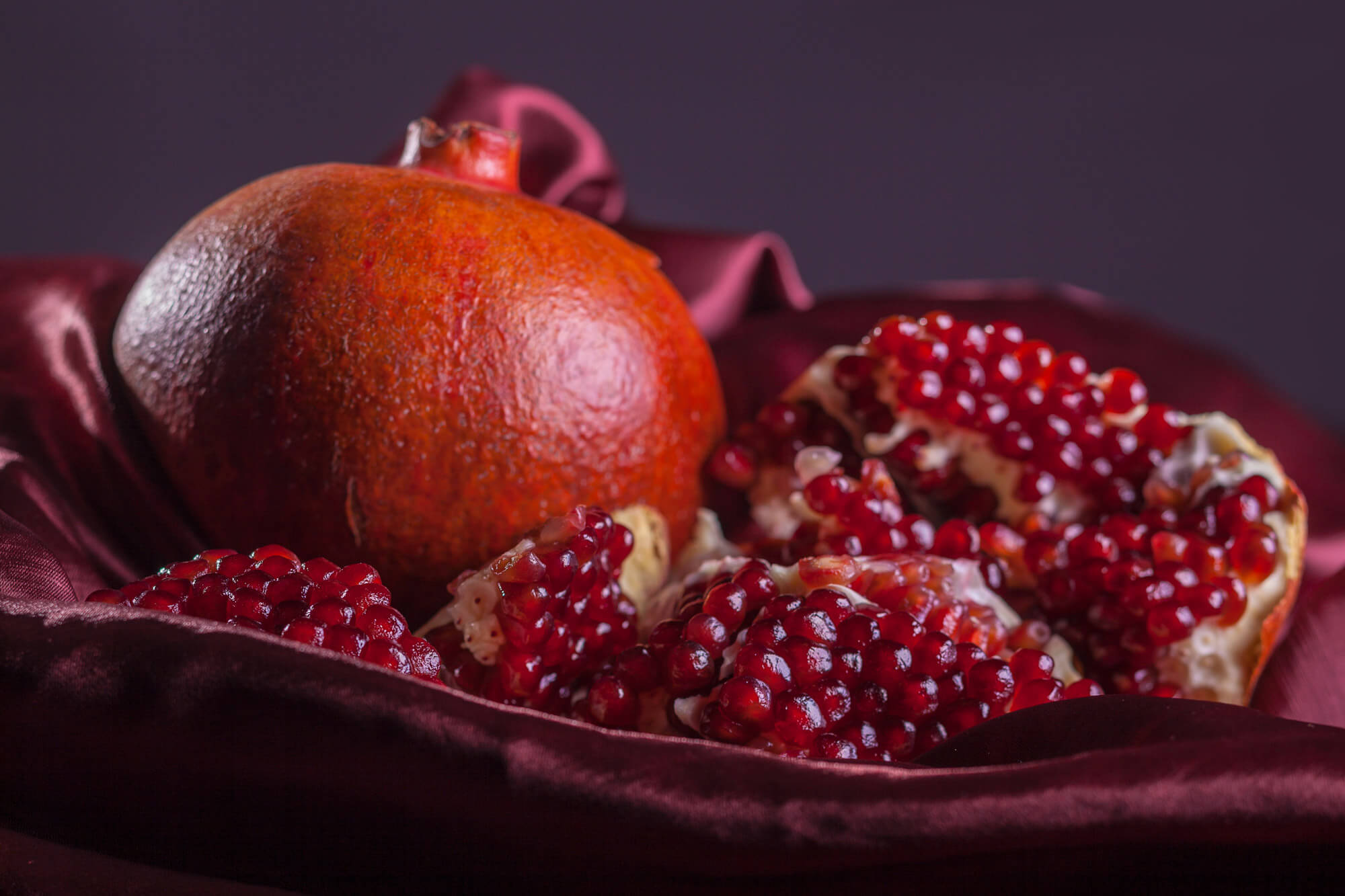 Pomegranate. Незрелый гранат. Королевский гранат фрукт. Красивый гранат. Спелые фрукты.