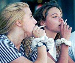 Подростки начинают курить подражая родителям и друзьям